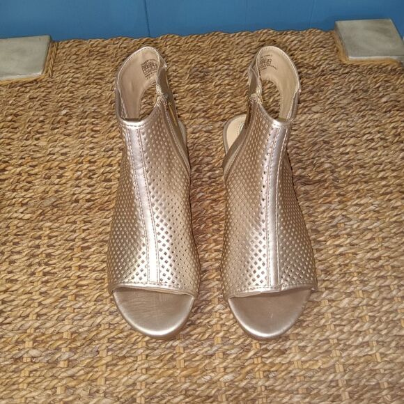 Kenneth Cole New York Girls Corrine Charlo Wedge in Dusty Gold  Sz 4 Big Kid - Picture 2 of 11